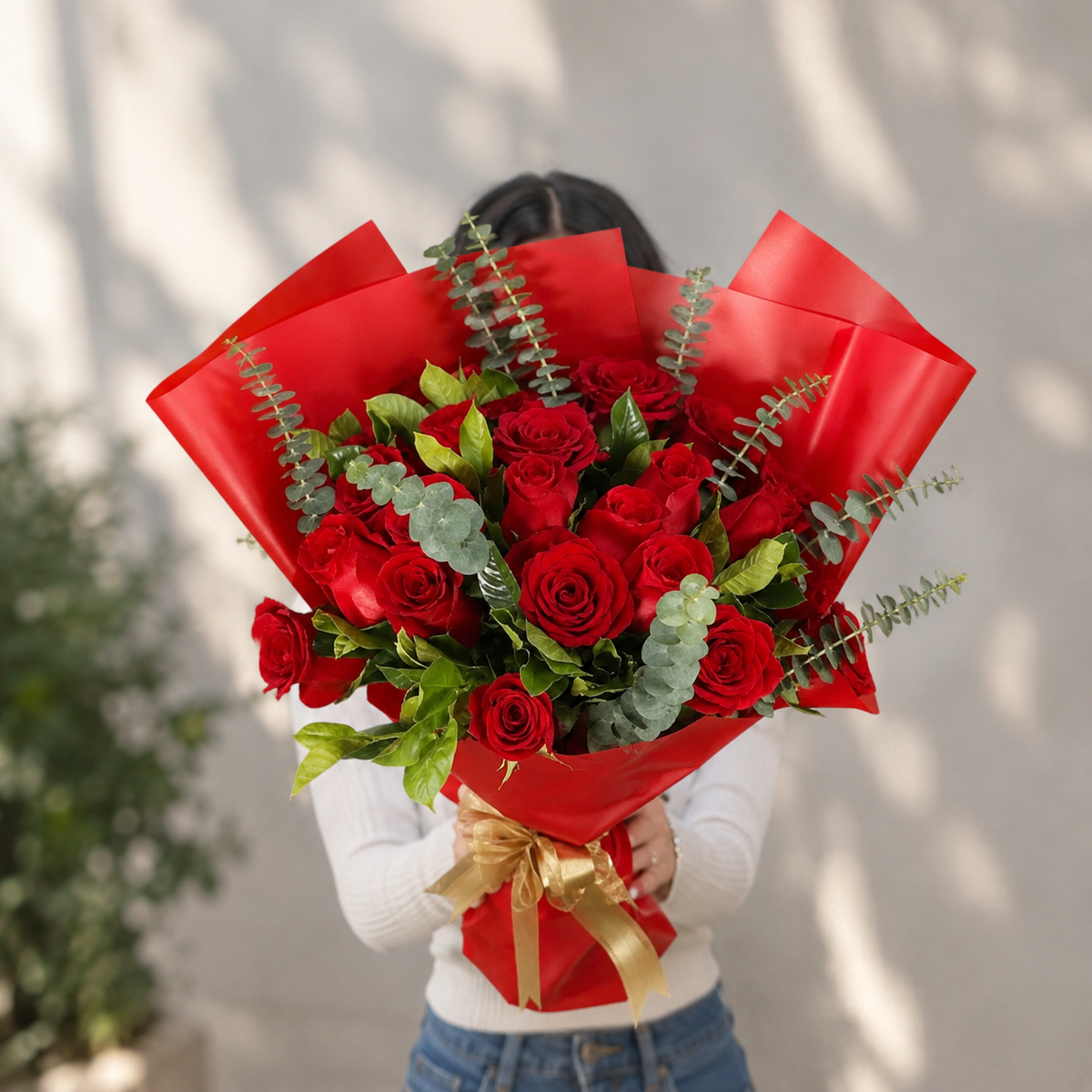 Ramo de Rosas Rojas y Follaje