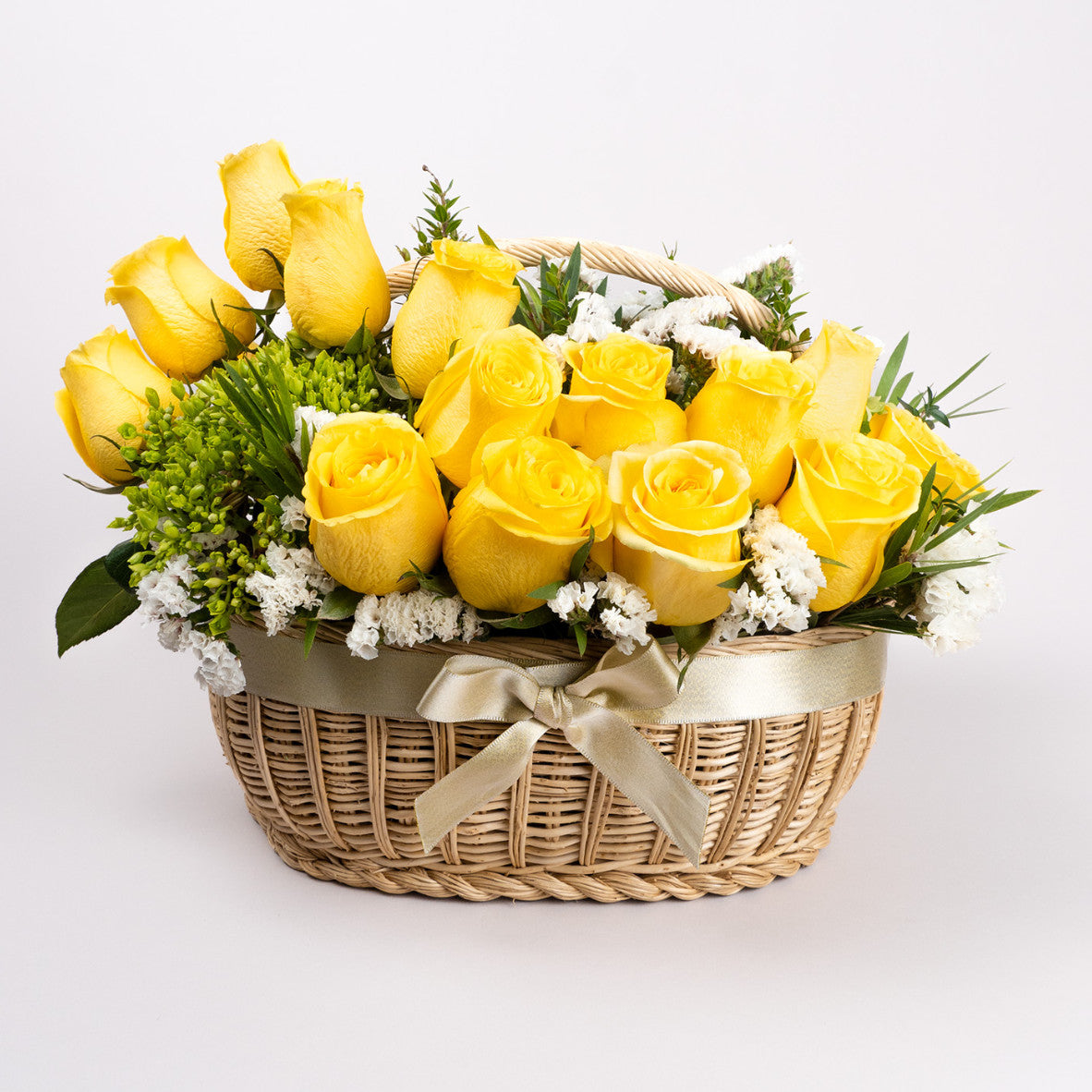 Canasta de Rosas Amarillas y Follaje