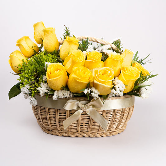 Canasta de Rosas Amarillas y Follaje