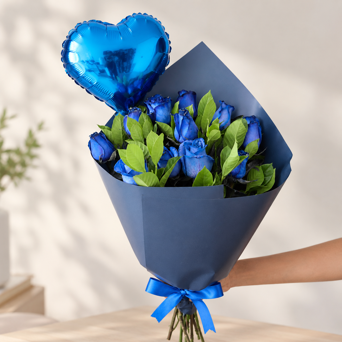 Ramo de 12 Rosas Azules y 1 Globo