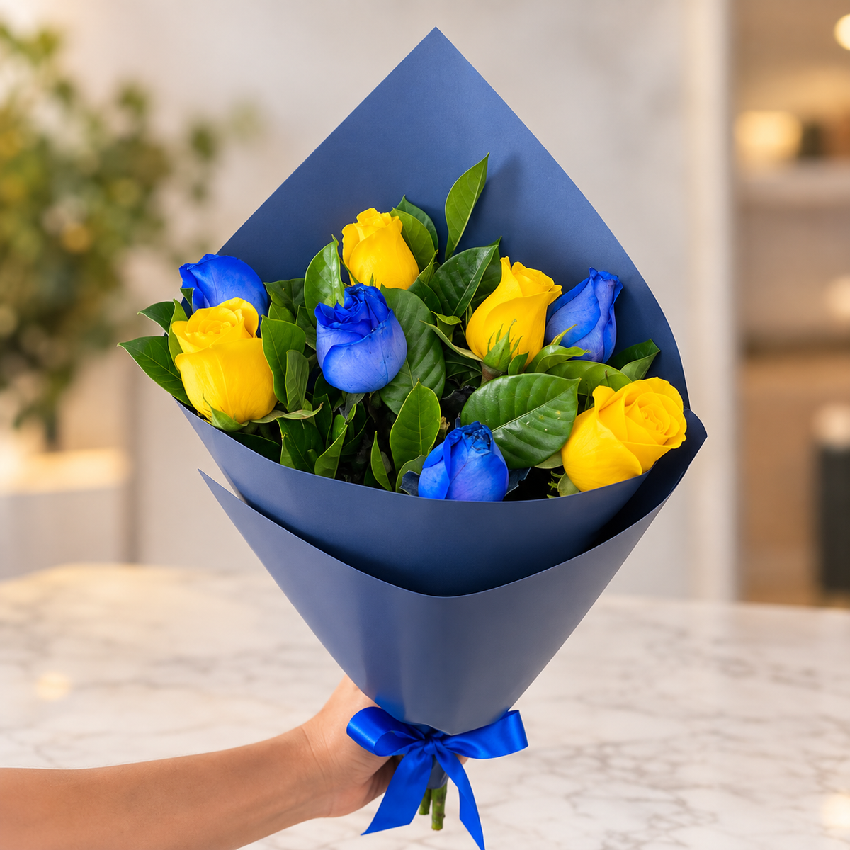 Ramo de 8 Rosas Azules y Amarillas