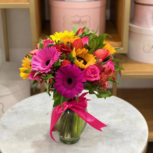 Florero de Gerberas, Girasoles, Rosas y Astromelias Variado