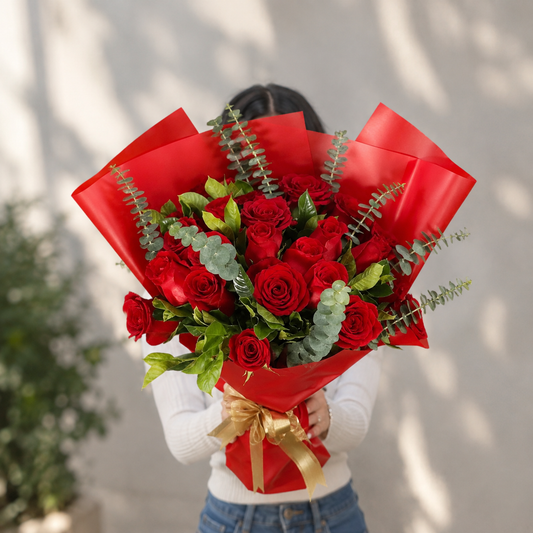 Ramo de Rosas Rojas y Follaje