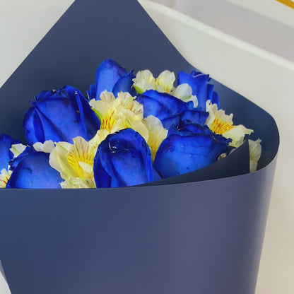 Ramo de 12 Rosas Azules y Astromelias